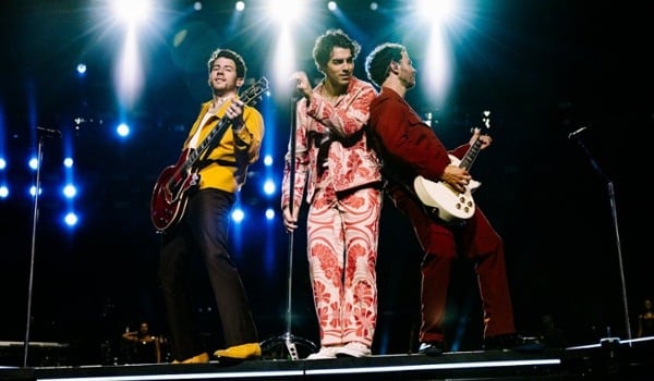 THE TOUR | Official Website | Jonas Brothers