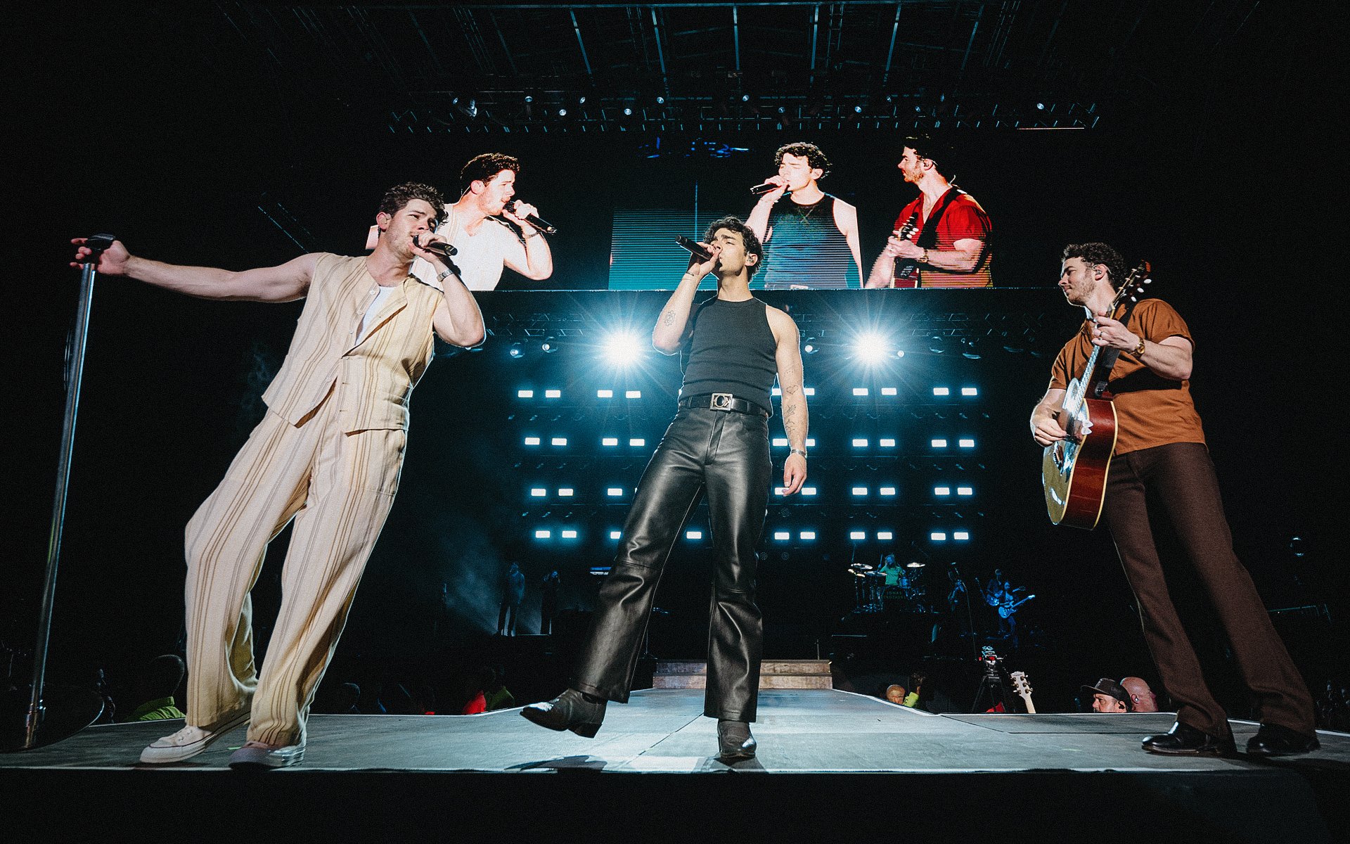 jonasbrothers_anendfor_039