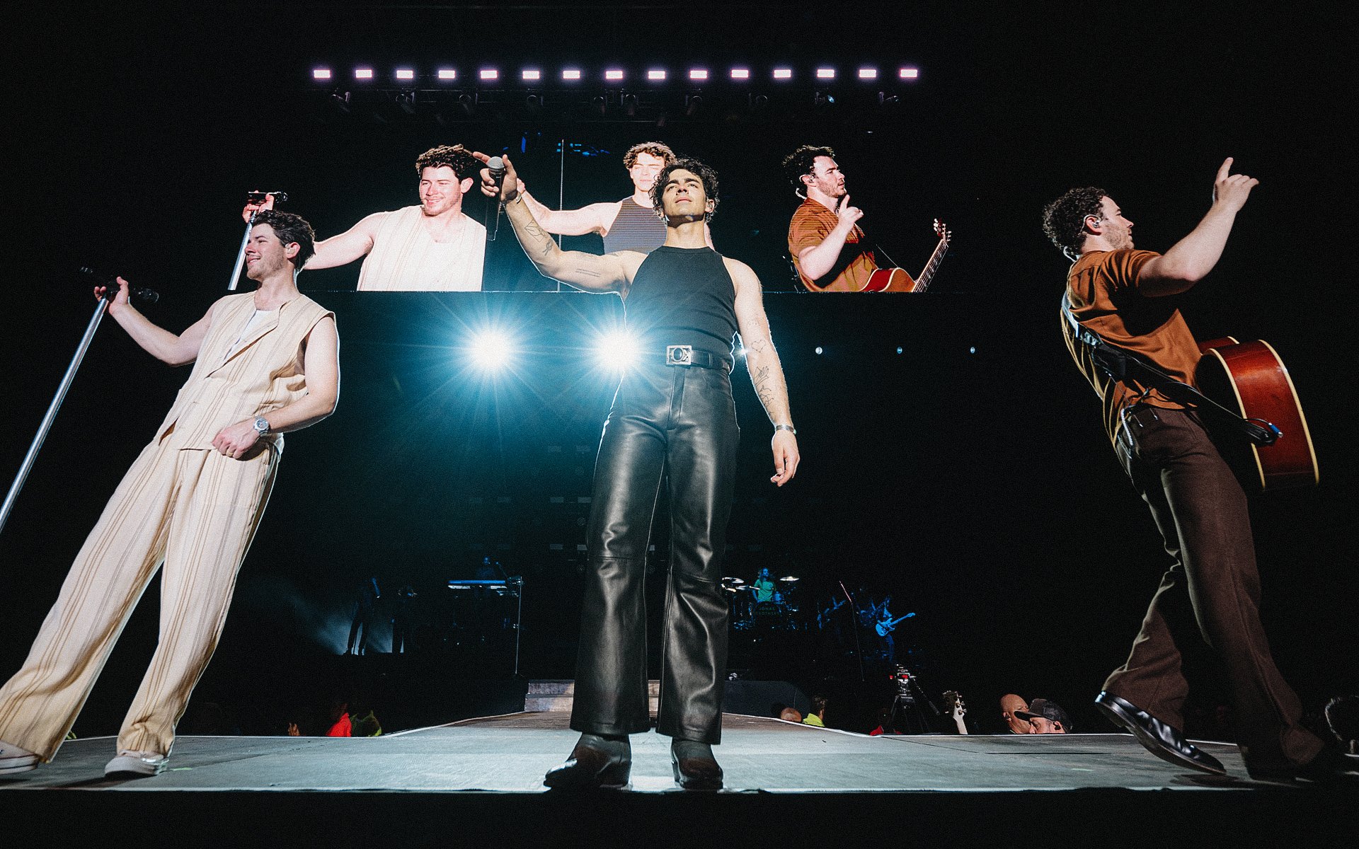 jonasbrothers_anendfor_040