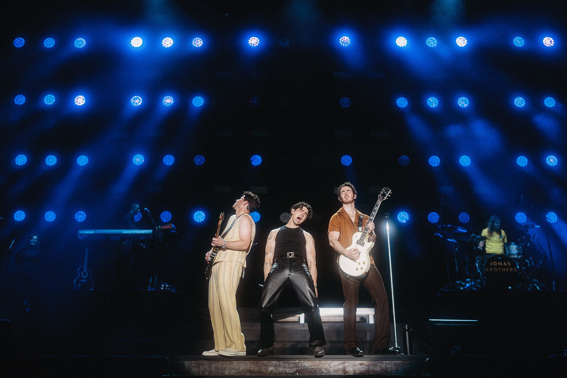 jonasbrothers_anendfor_047